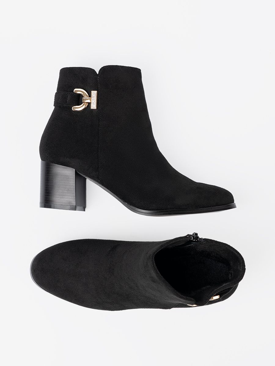 Botine negre elegante cu detalii rafinate