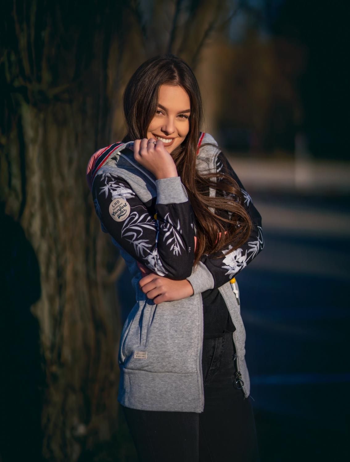 Hanorac gri prelungit cu imprimeu floral