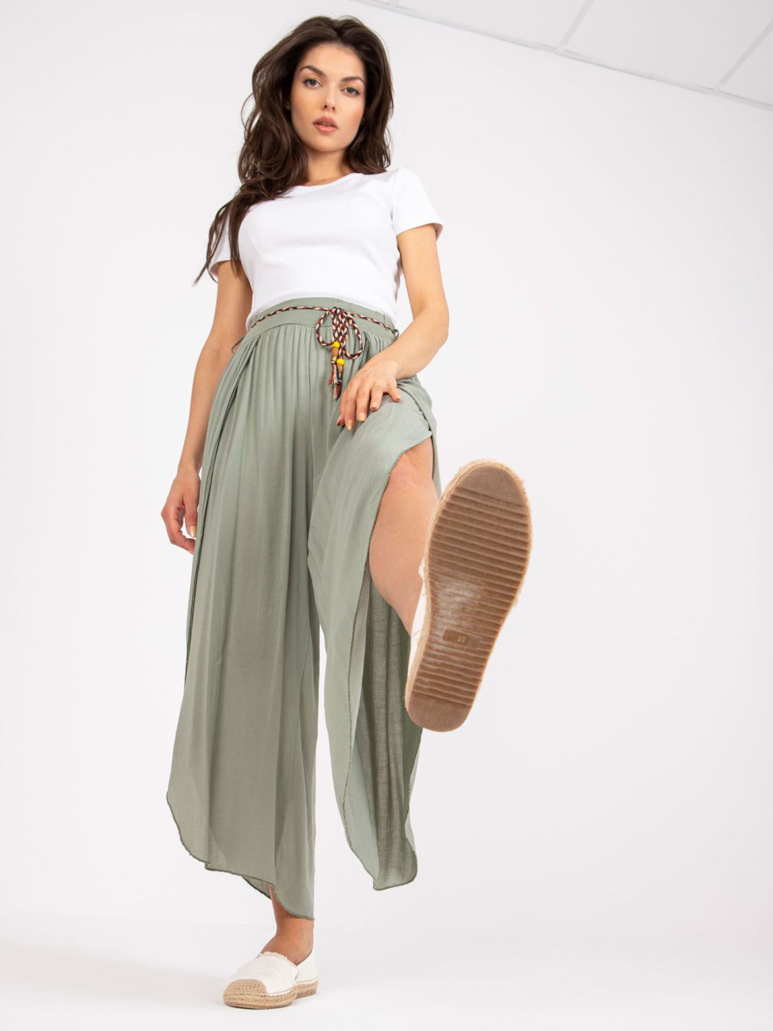 Pantaloni khaki stilati cu talie înaltă