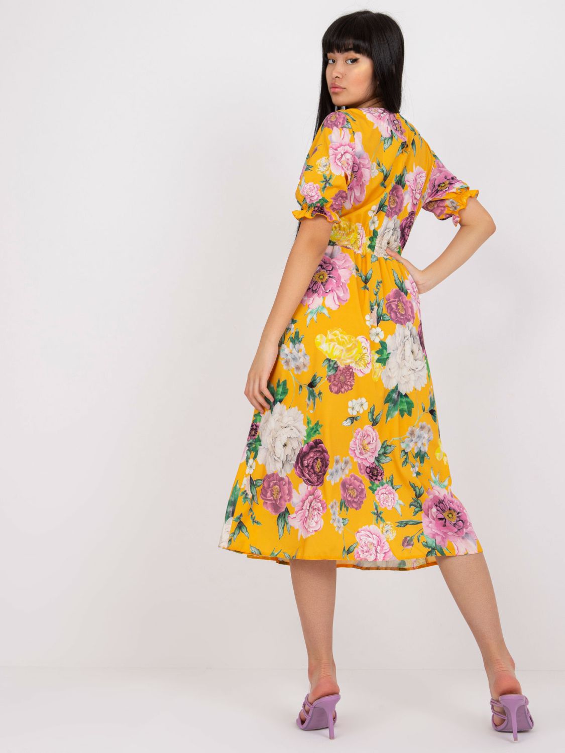 Rochie midi cu flori în galben închis