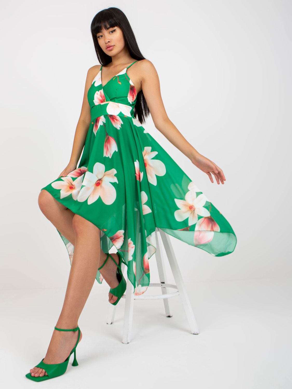 Rochie verde asimetrică cu flori