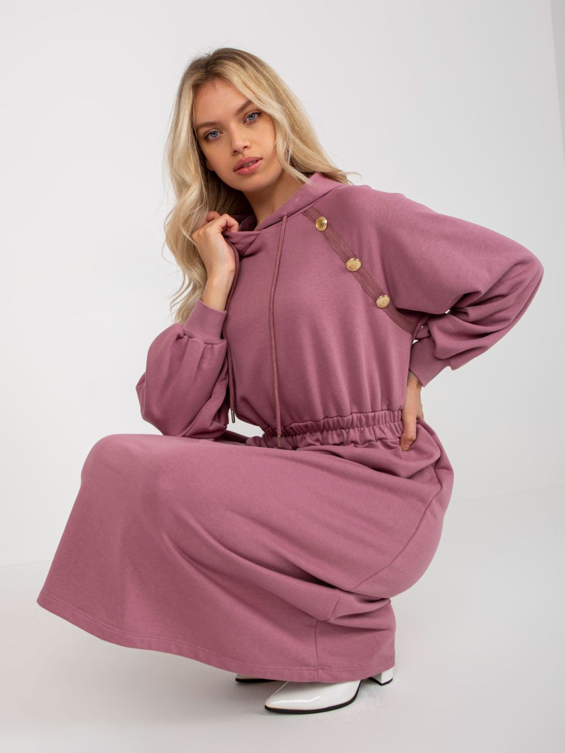 Rochie roz cu fustă evazată și nasturi