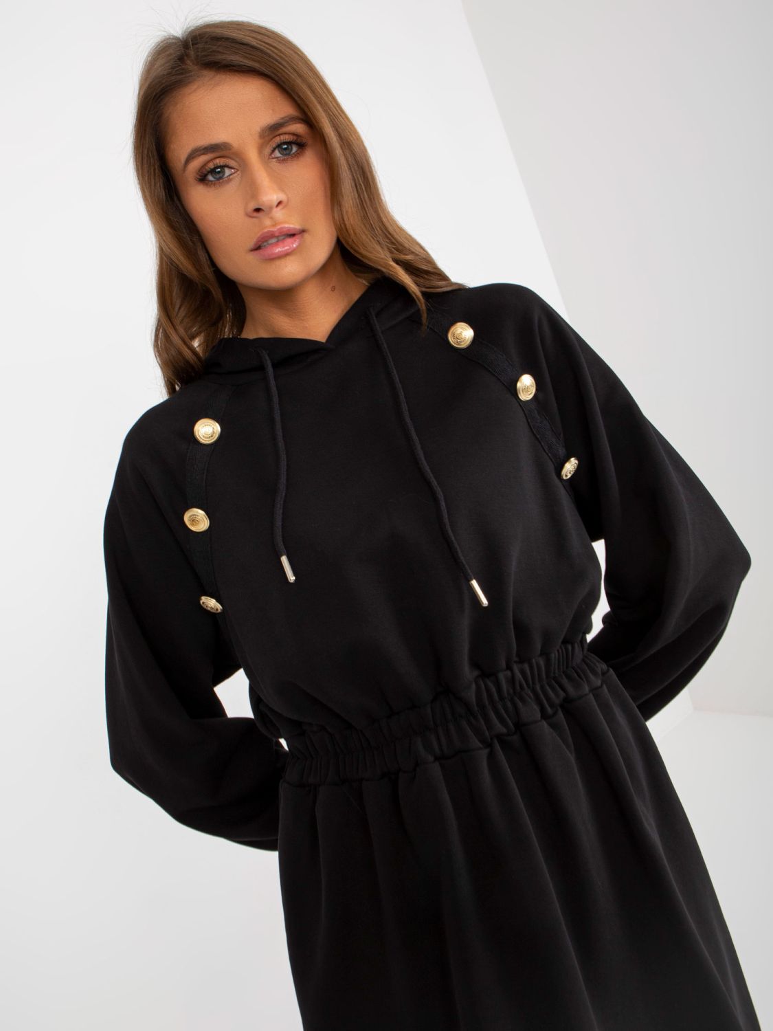 Rochie neagră cu glugă și fustă evazată