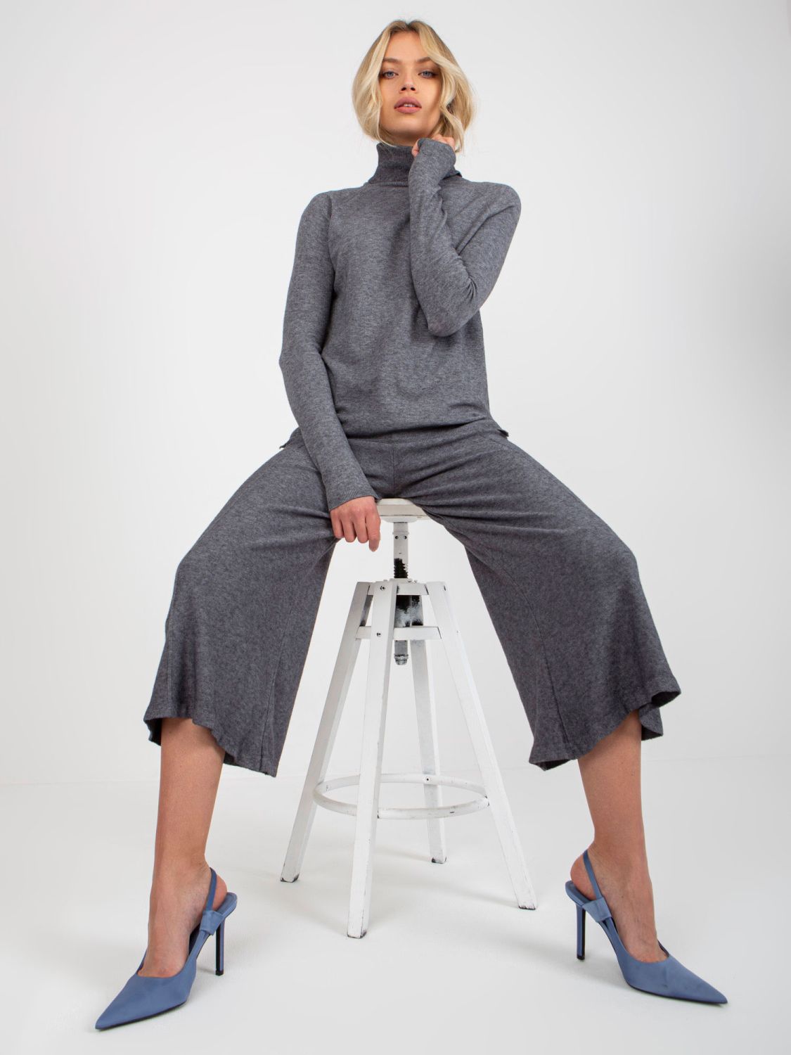 Pantaloni largi gri închis din tricot cu talie elastică