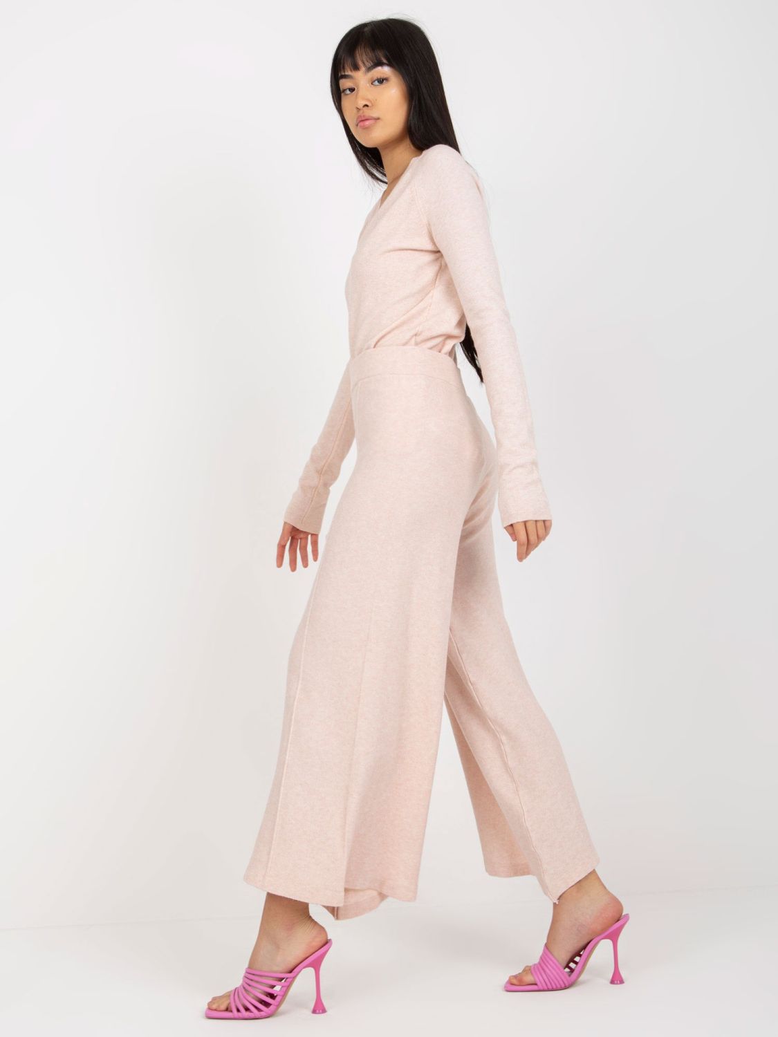 Pantaloni tricotati roz deschis cu picior larg