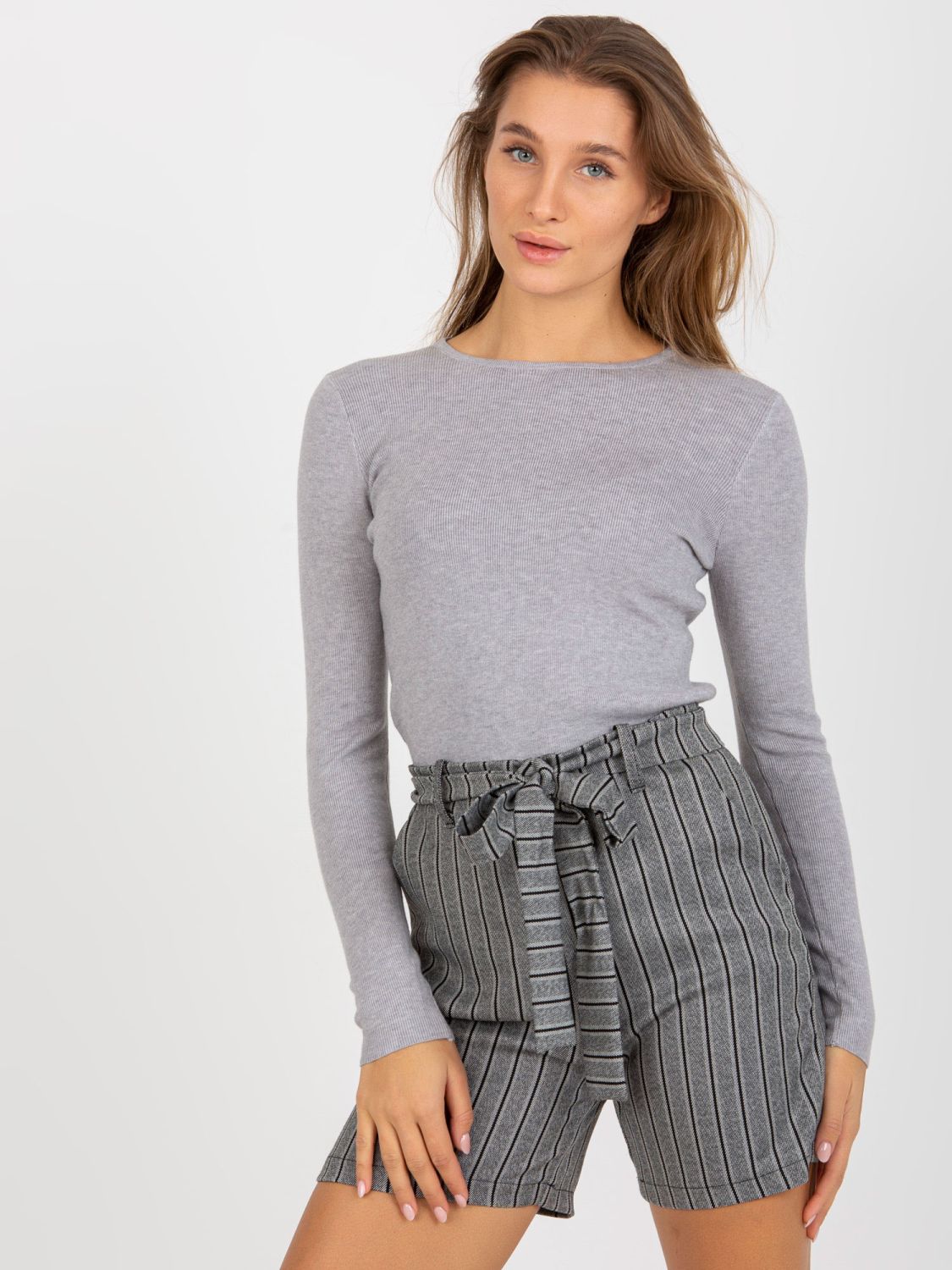 Pantaloni scurți eleganți gri pentru femei cu dungi și buzunare