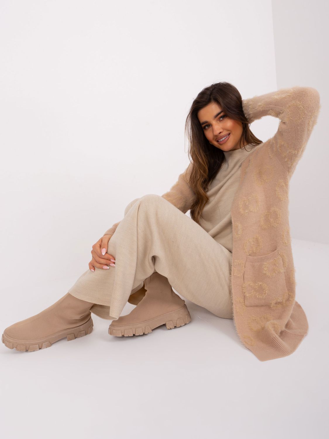 Cardigan bej cu buzunare