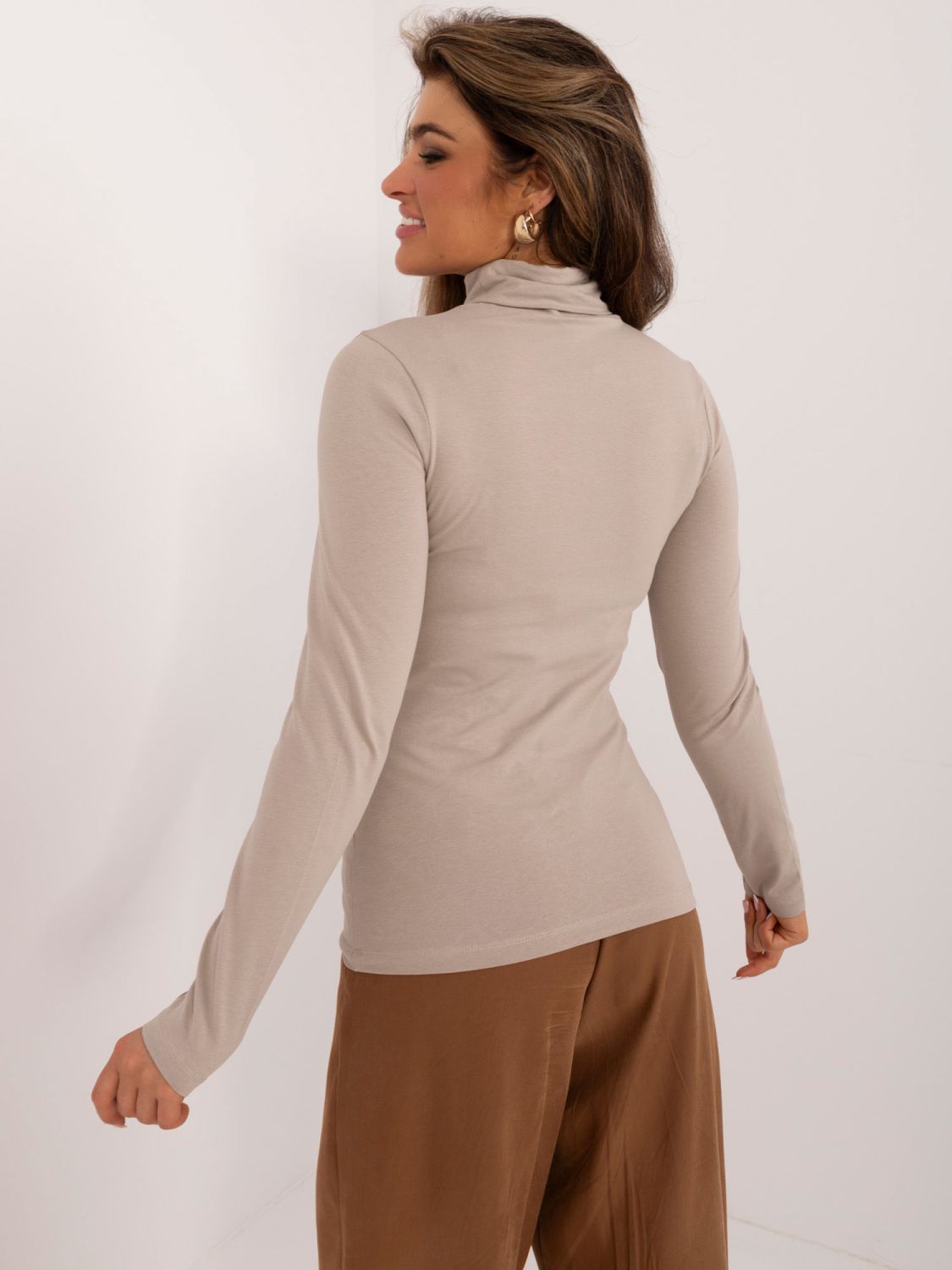 Bluză bej elegantă cu mâneci lungi