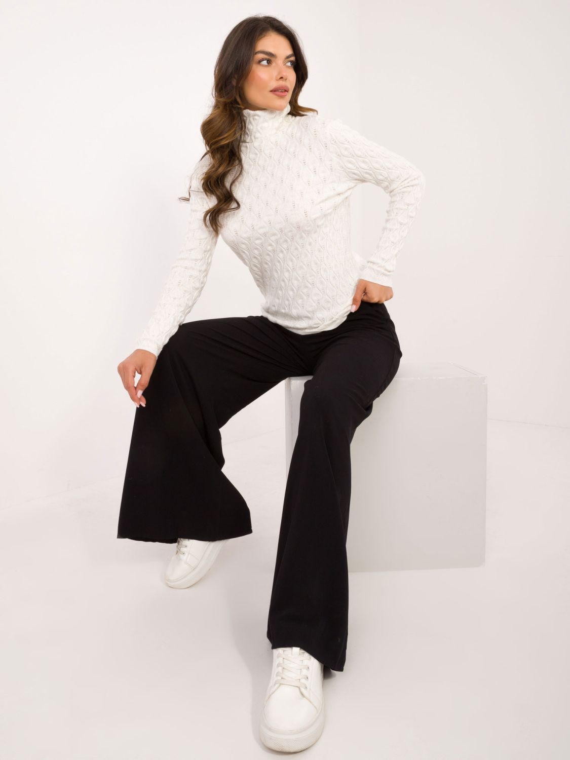 Pulover elegant ecru cu guler