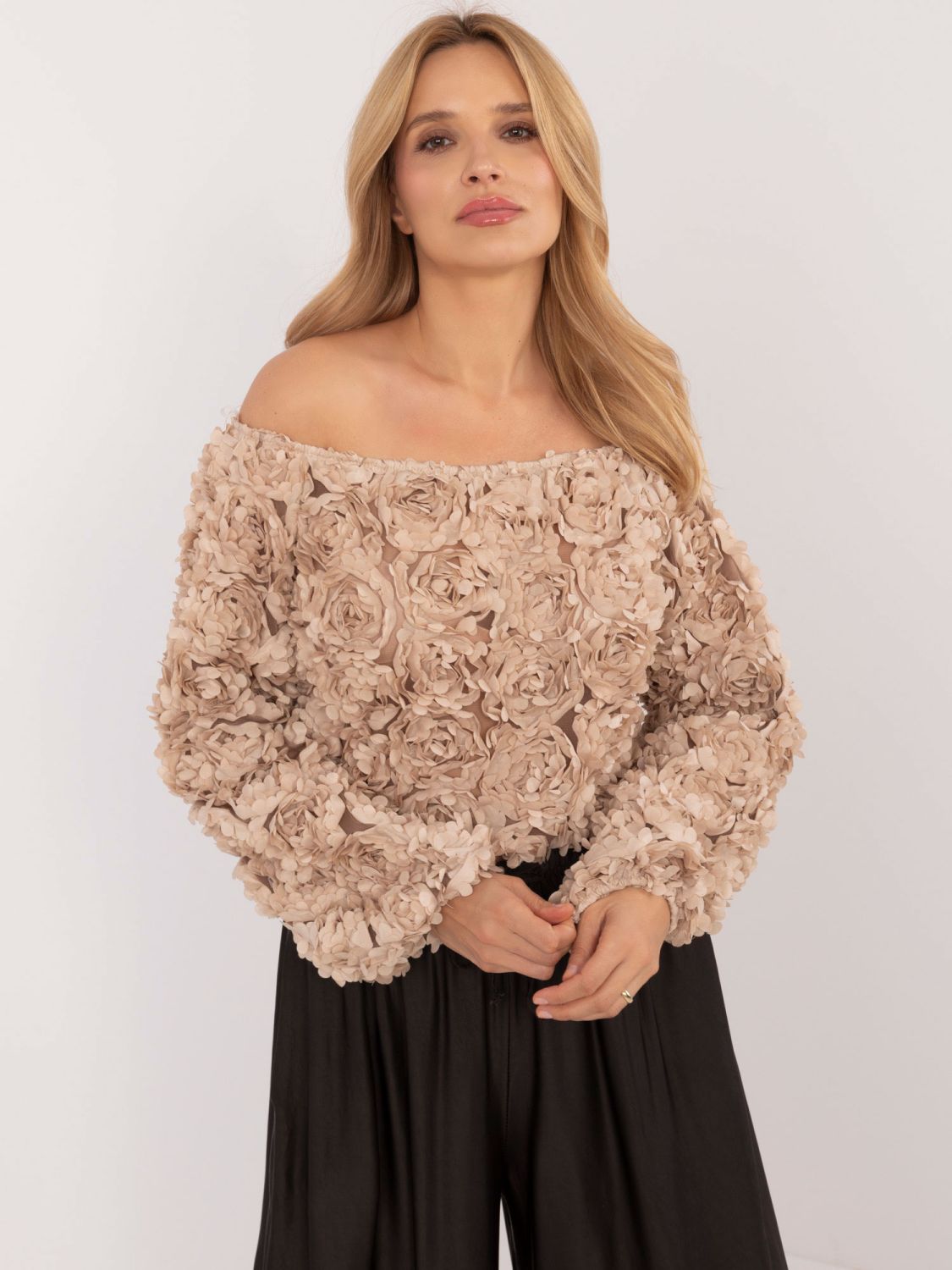Bluză elegantă bej cu mâneci lungi