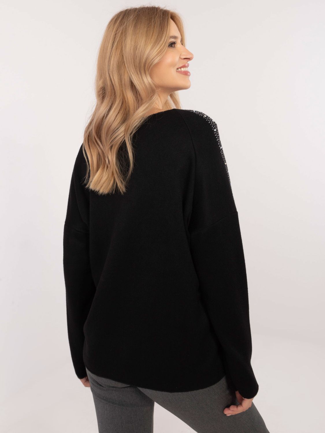 Pulover elegant negru cu aplicație