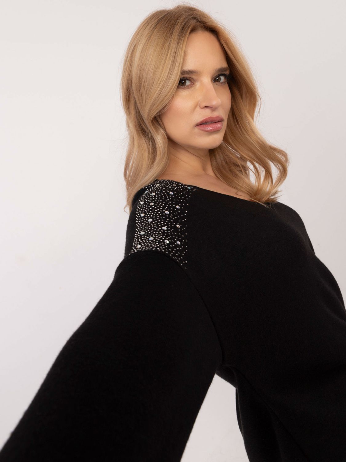 Pulover elegant negru cu aplicație