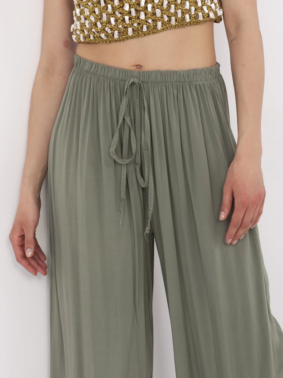 Pantaloni khaki stilati cu talie înaltă