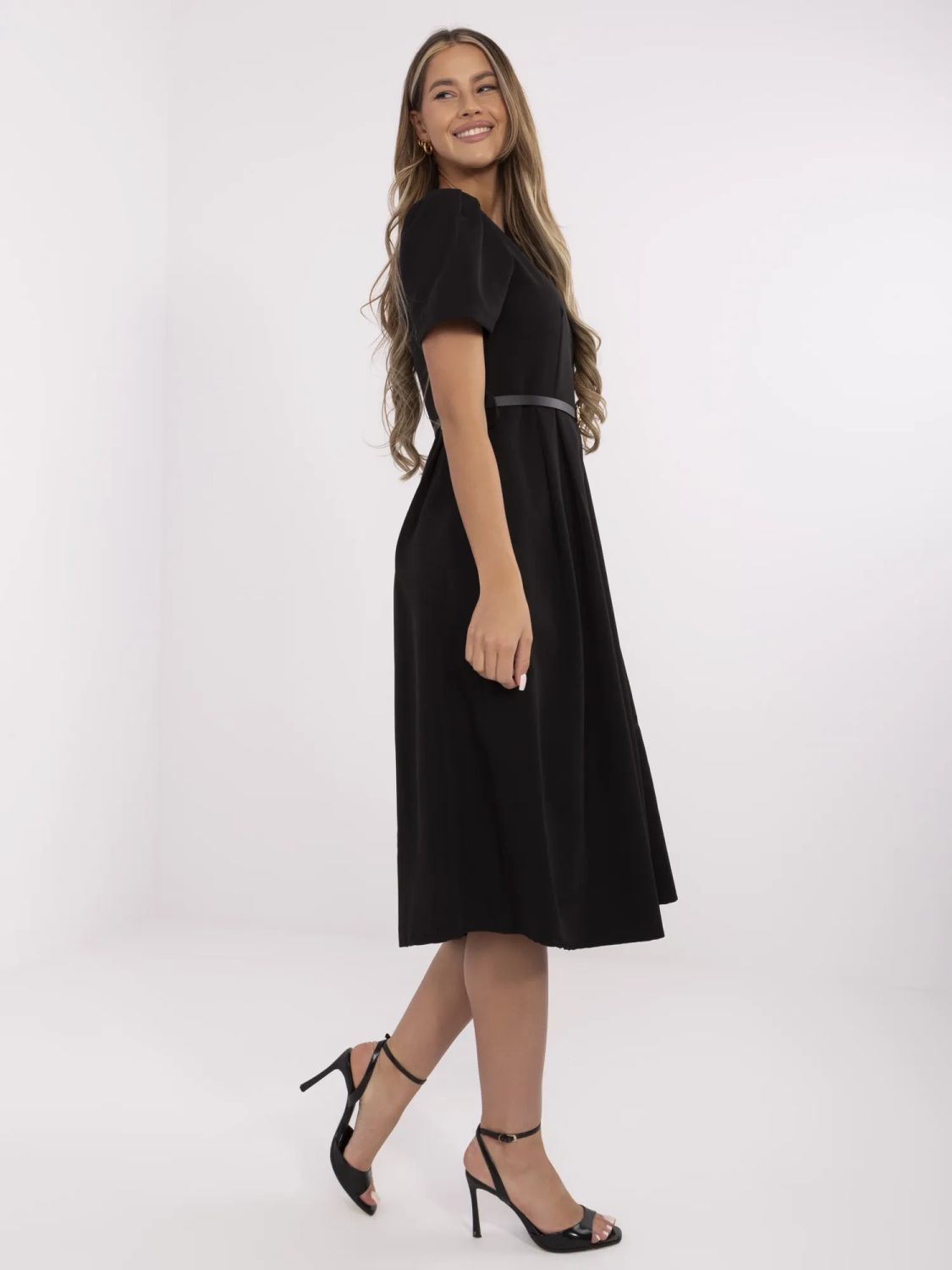Rochie elegantă neagră evazată