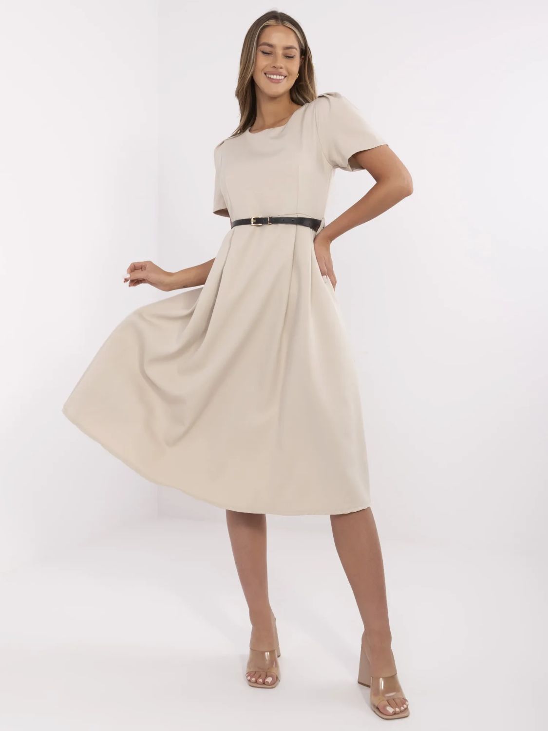Rochie elegantă bej cu fustă evazată