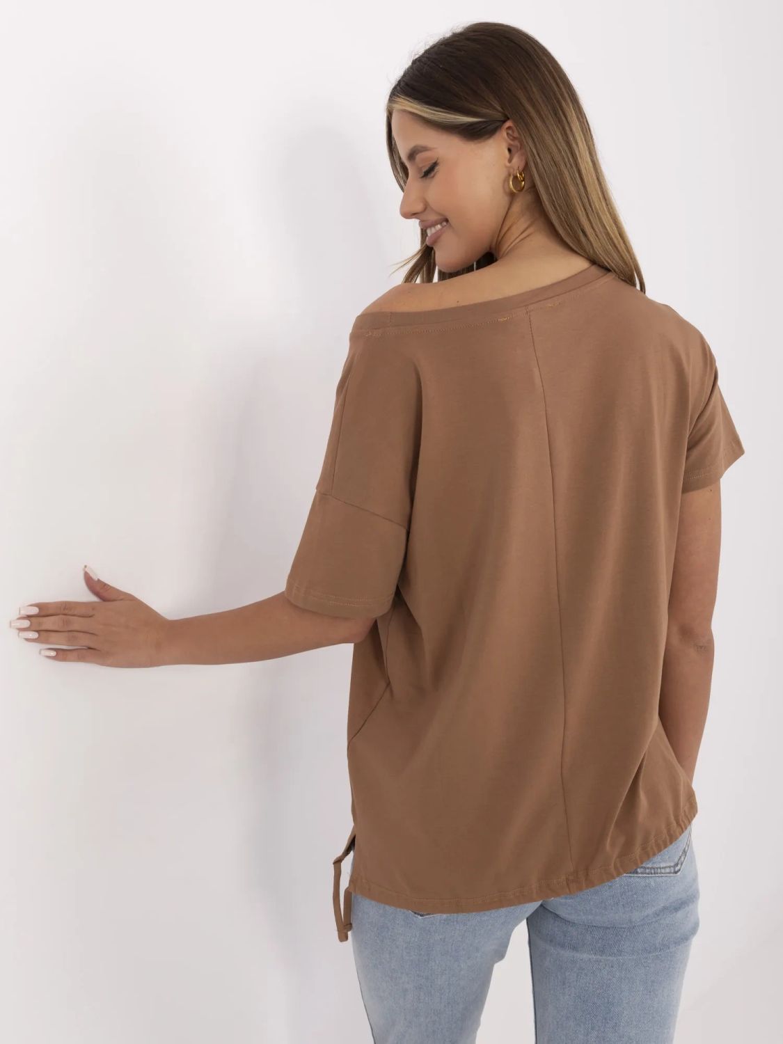 Tricou stilat cu aplicație în bej