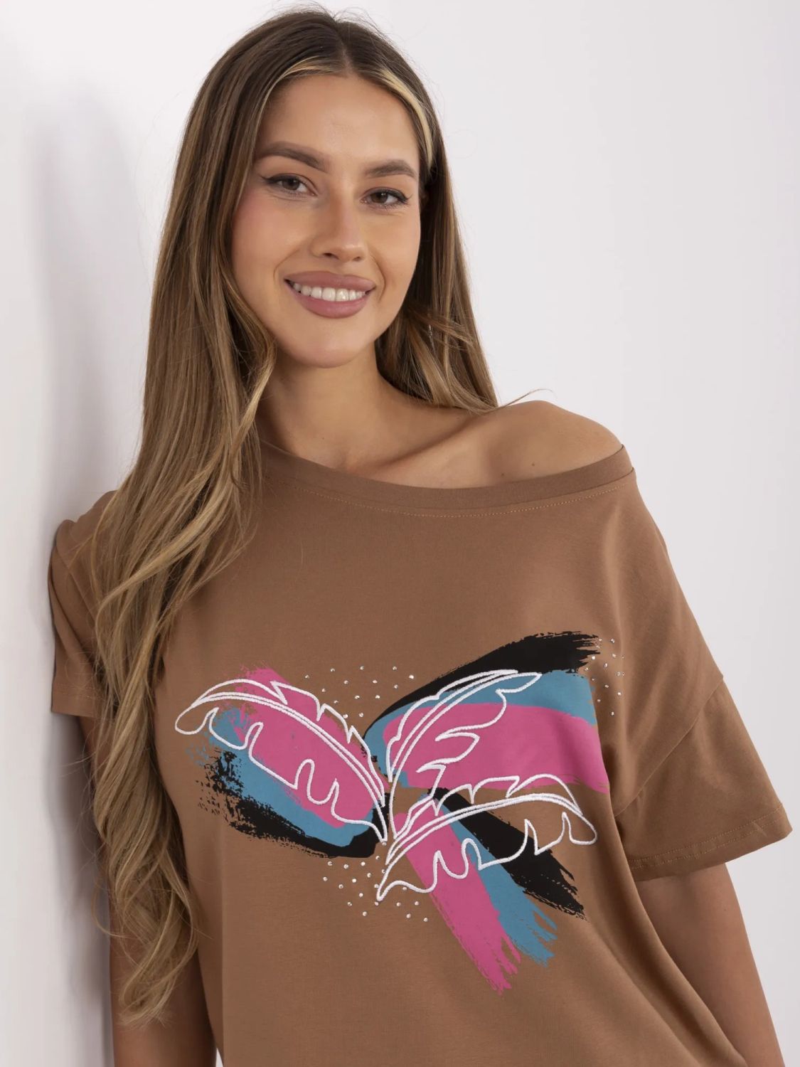 Tricou stilat cu aplicație în bej