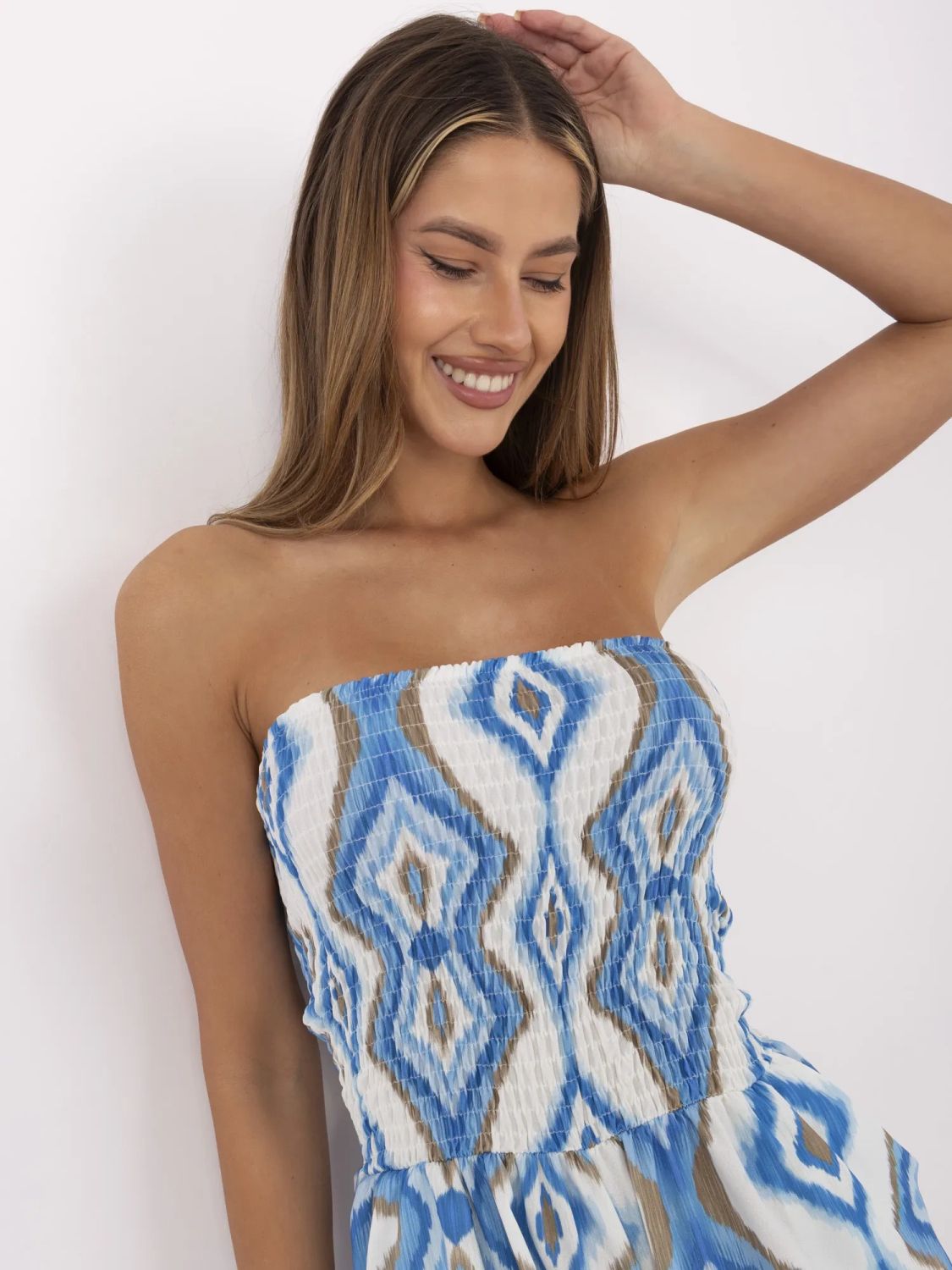 Salopetă alb-albastră cu model geometric