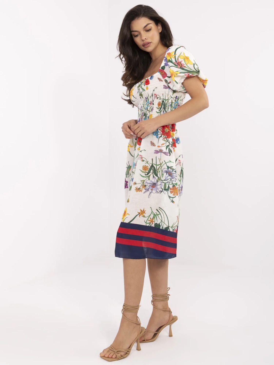 Rochie midi cu flori și mâneci scurte