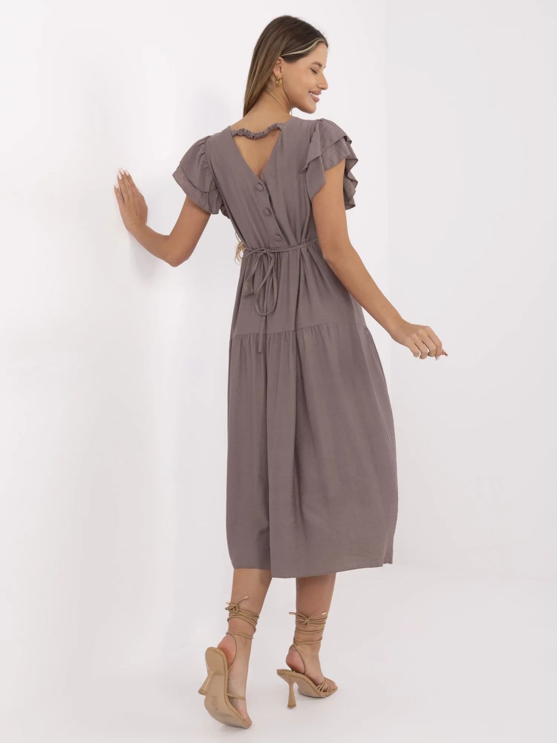 Rochie bej cu fustă evazată și decolteu în V