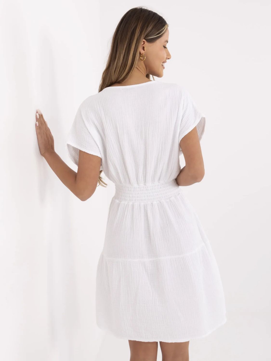 Rochie albă evazată cu mâneci scurte