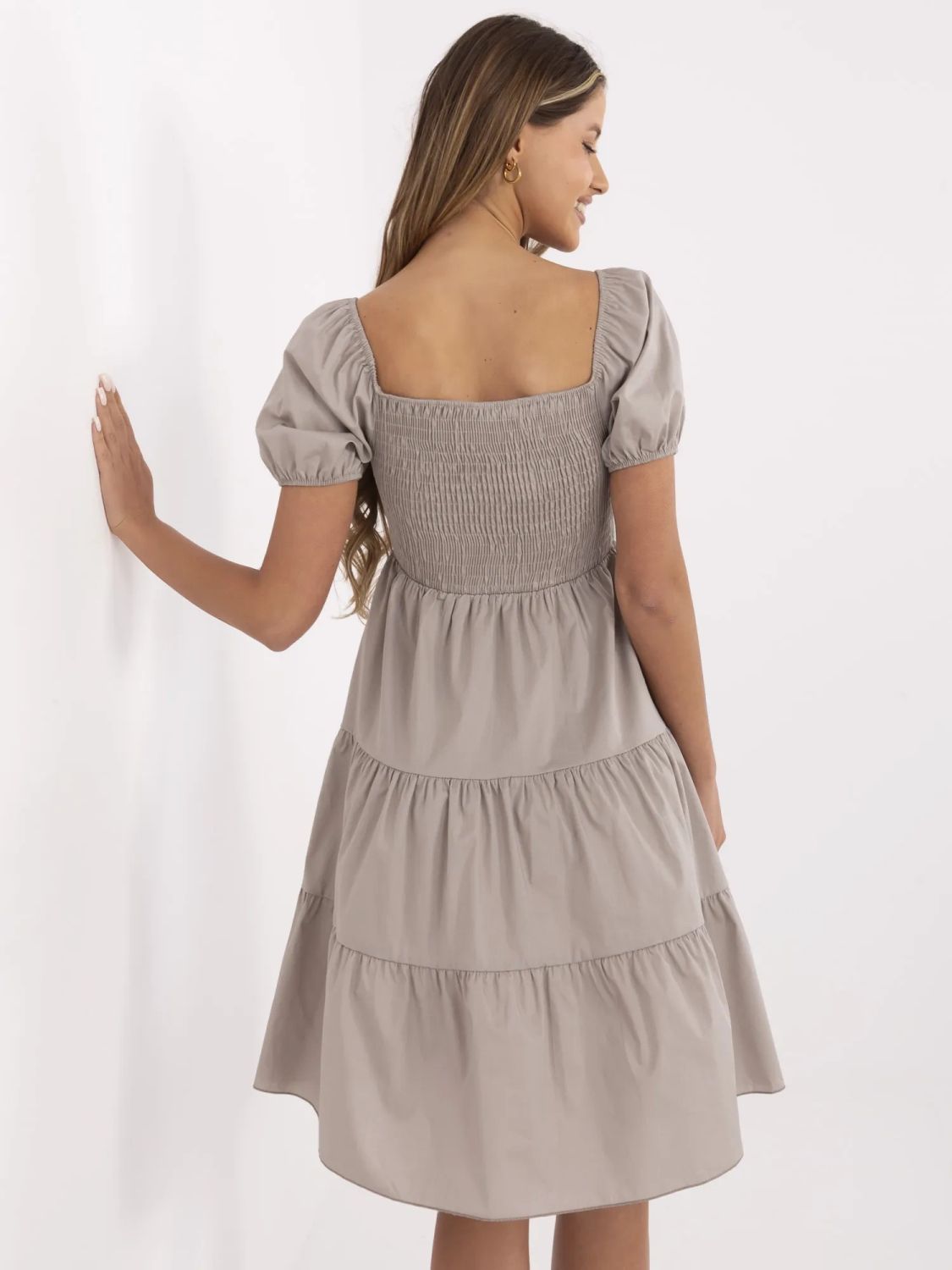 Rochie bej cu fustă evazată și mâneci scurte