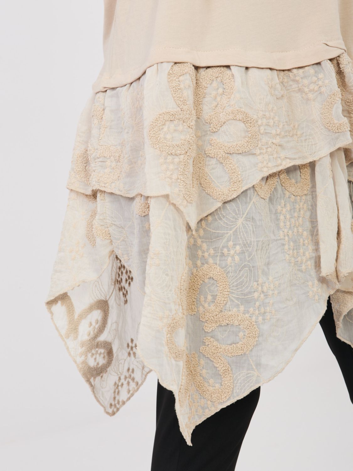 Bluză bej din bumbac cu mânecă scurtă și volan