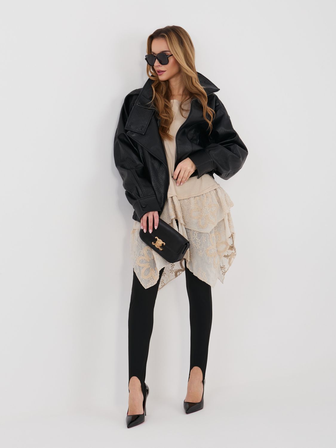 Bluză bej din bumbac cu mânecă scurtă și volan