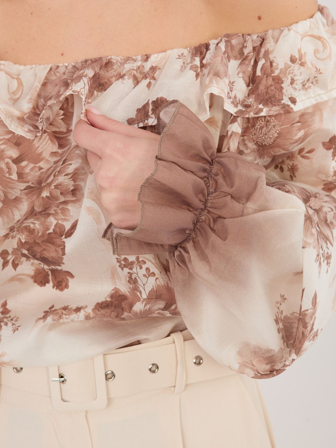 Bluză bej cu imprimeu floral și umeri goi