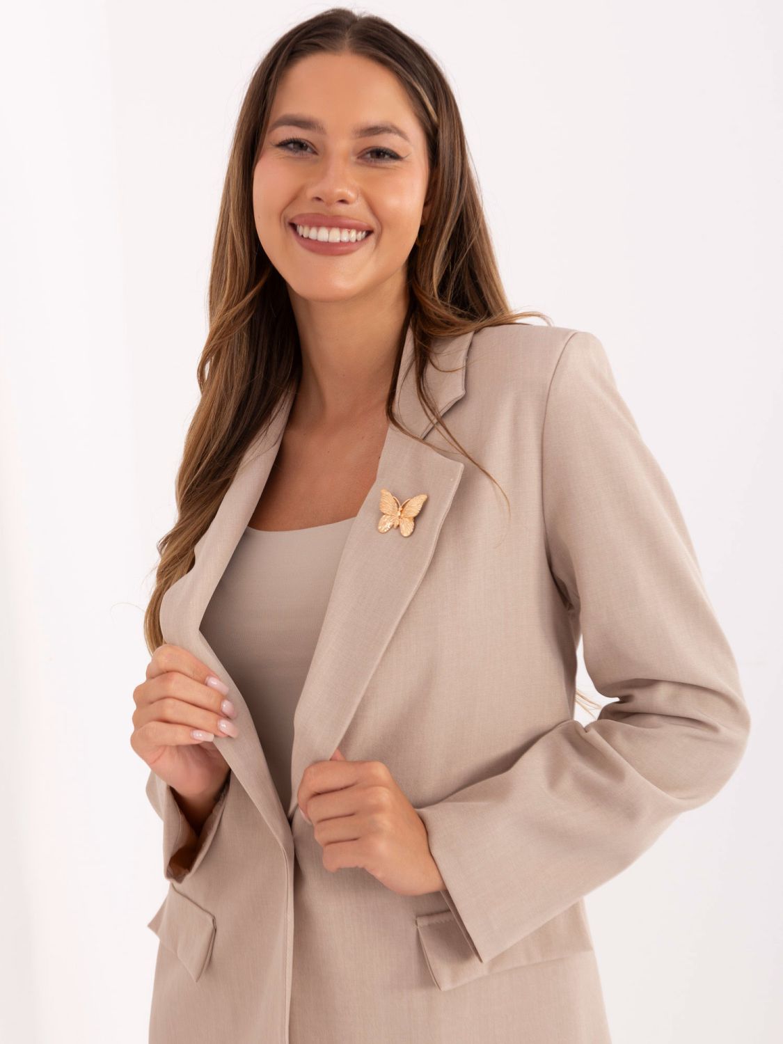 Sacou elegant bej cu căptușeală și broșă
