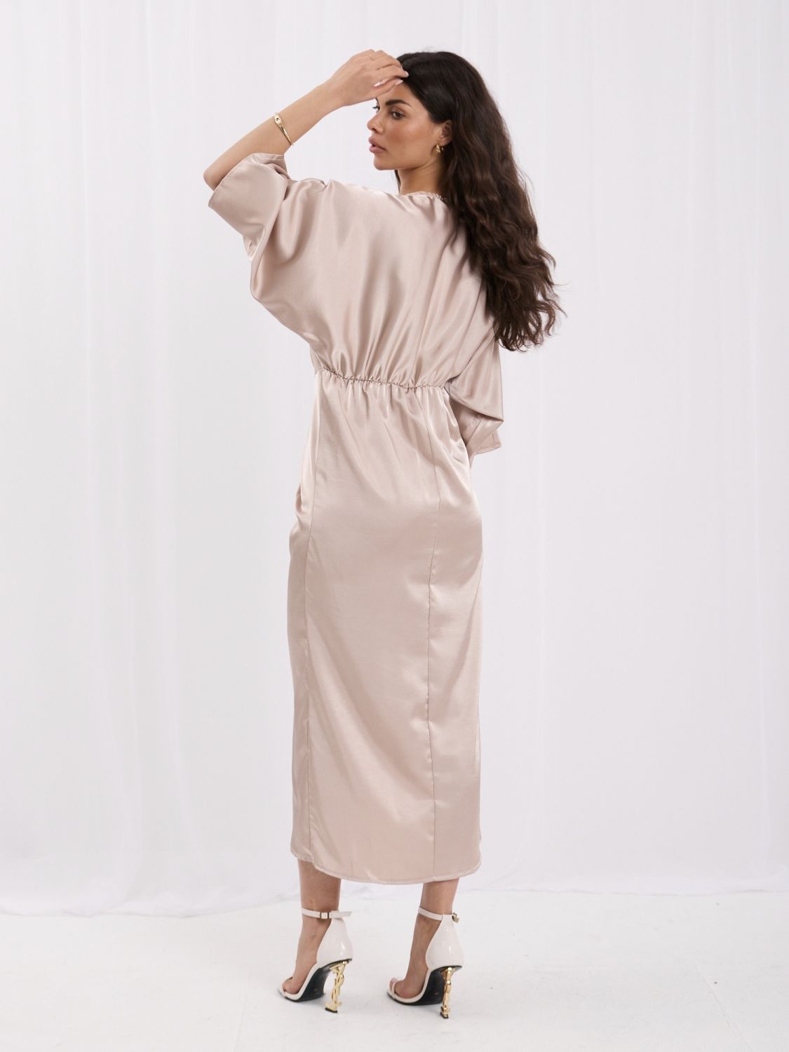 Rochie midi bej asimetrică cu mâneci 3/4