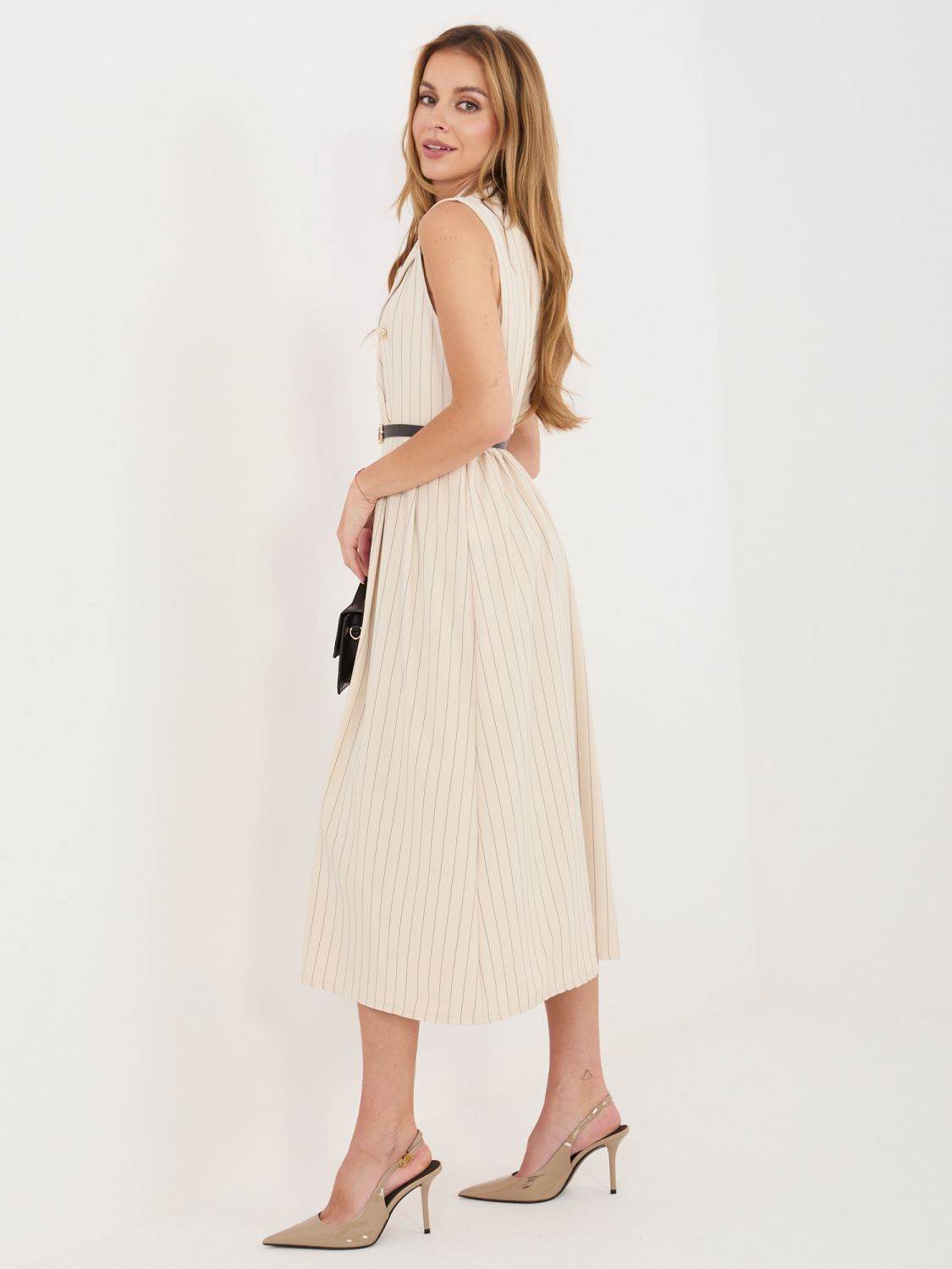 Rochie midi bej evazată cu curea și guler