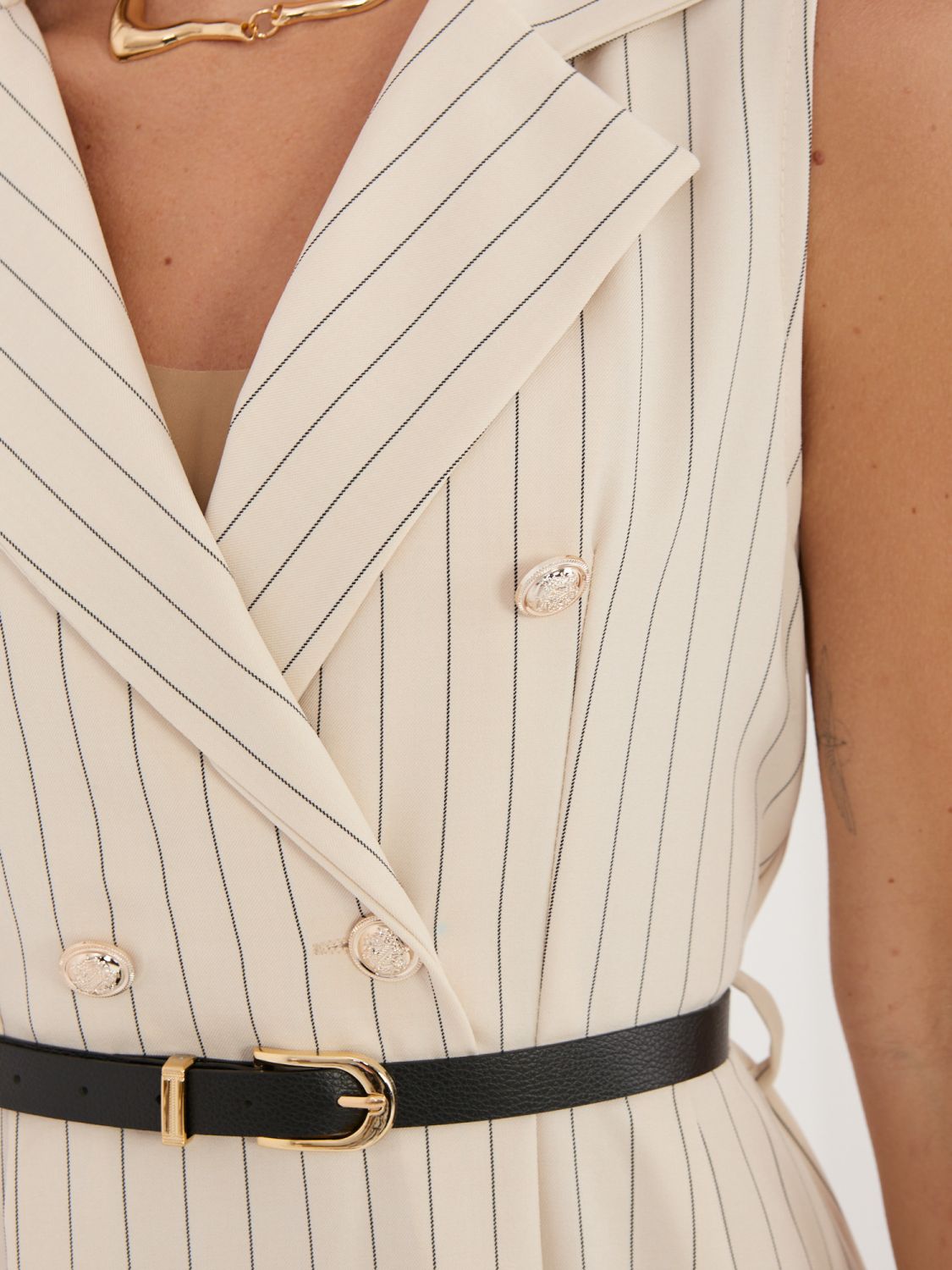 Rochie midi bej evazată cu curea și guler