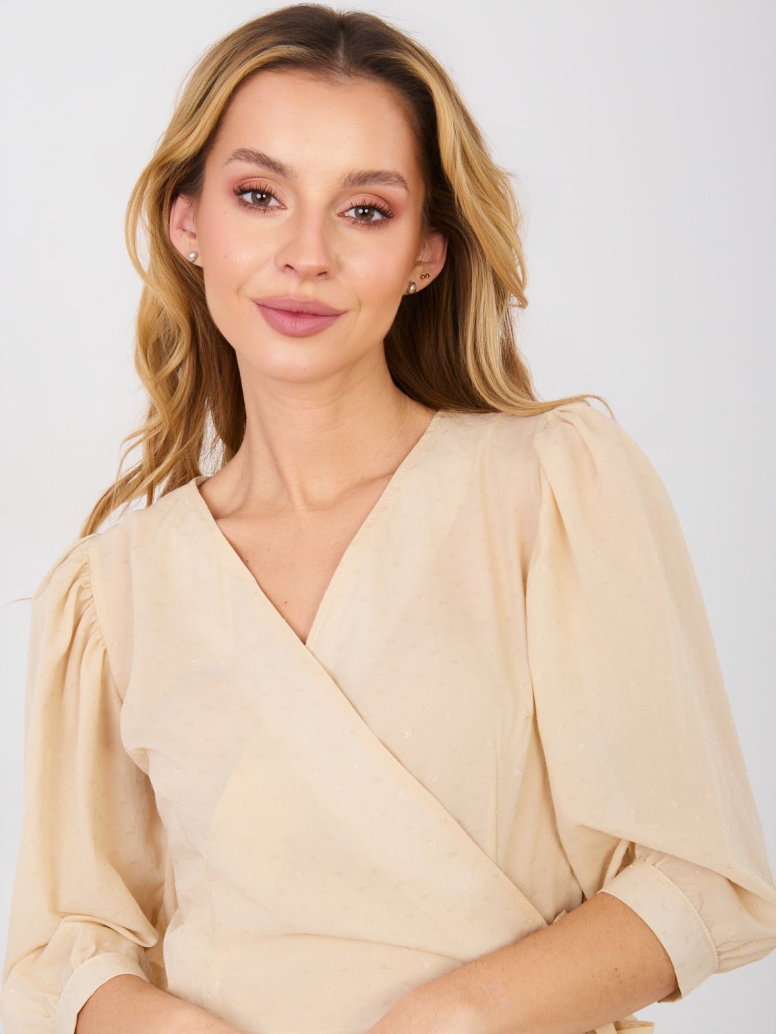 Rochie bej tip wrap cu aplicație, stil cocktail