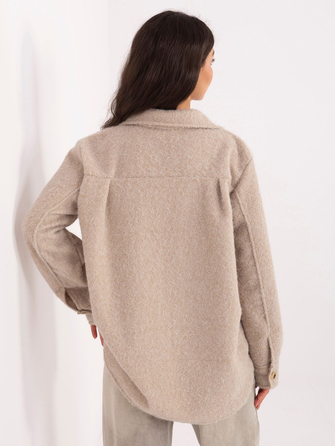 Jachetă bej de tranziție cu guler și buzunare