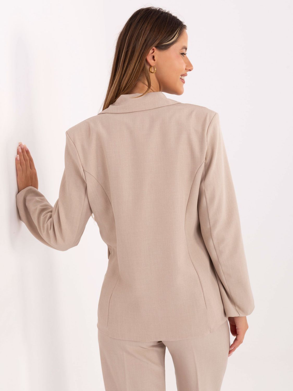 Sacou elegant bej cu broșă și căptușeală
