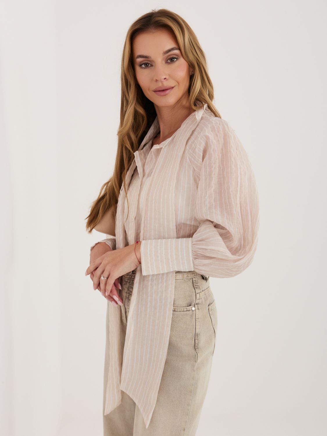 Cămașă bej cu dungi, legare și mâneci bufante