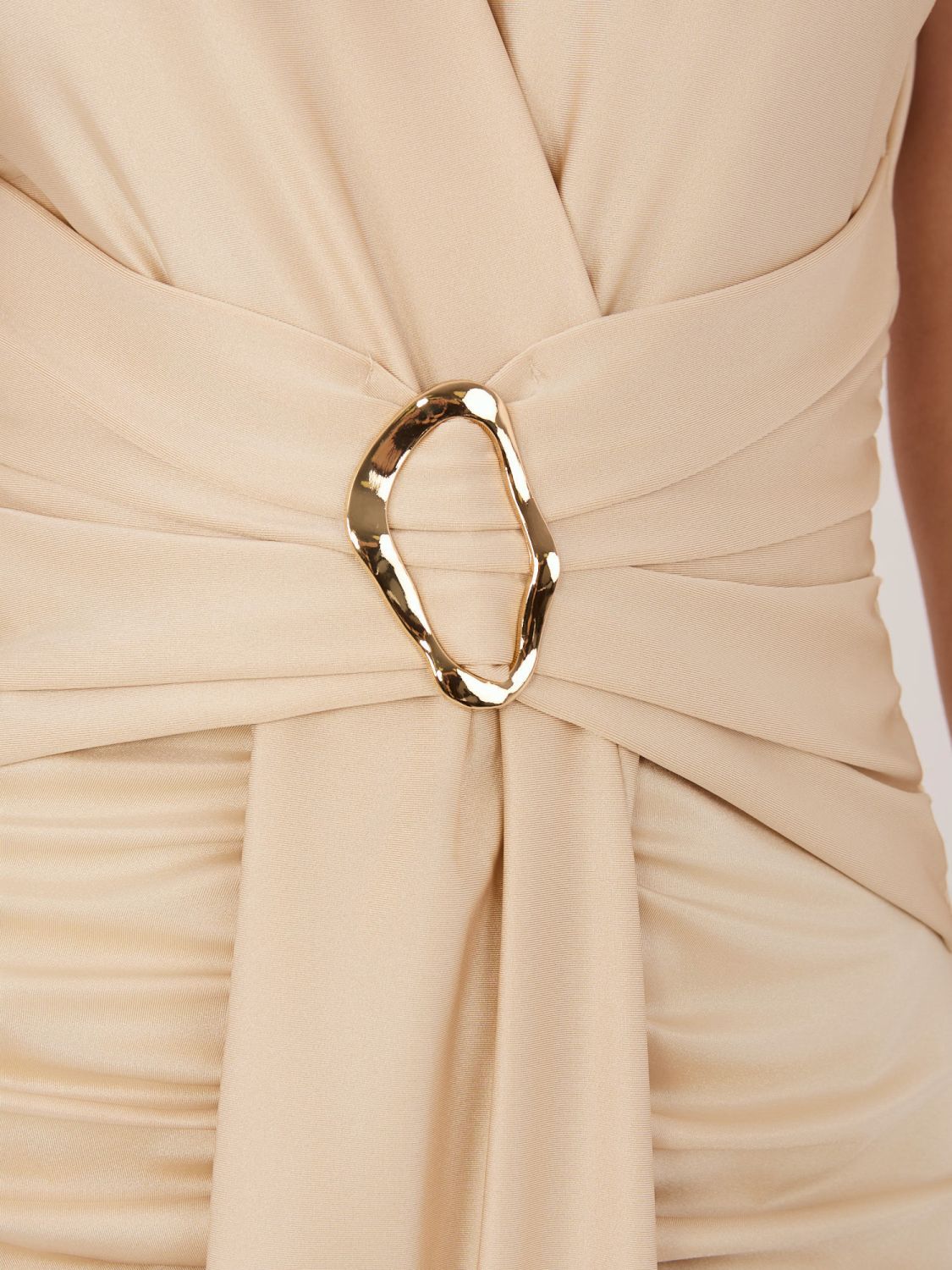 Rochie midi elegantă bej cu decolteu petrecut și drapaje