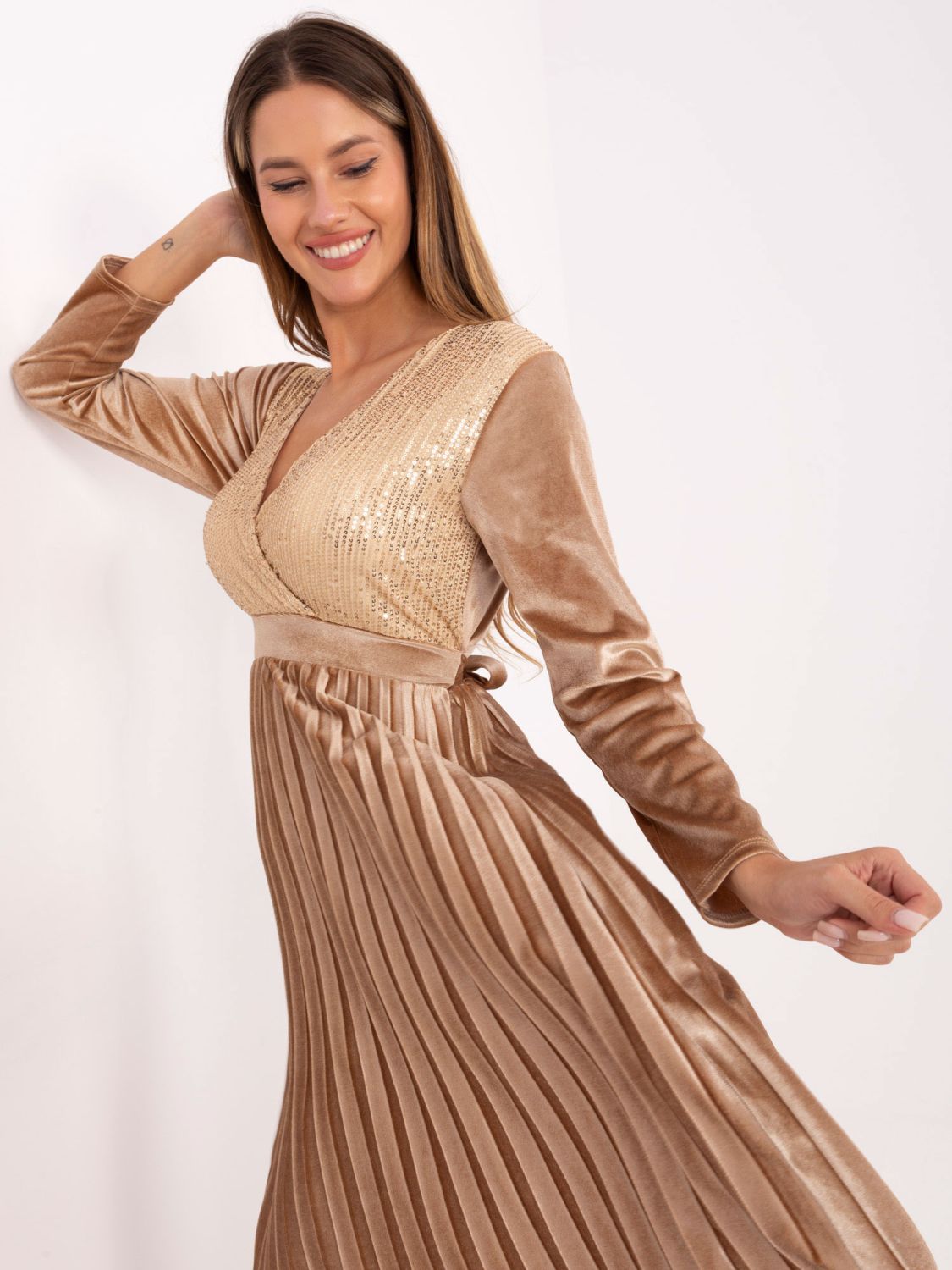 Rochie maxi bej cu curea și paiete