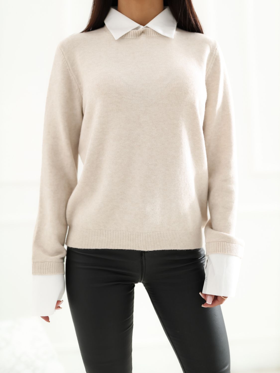 Pulover bej elegant cu guler