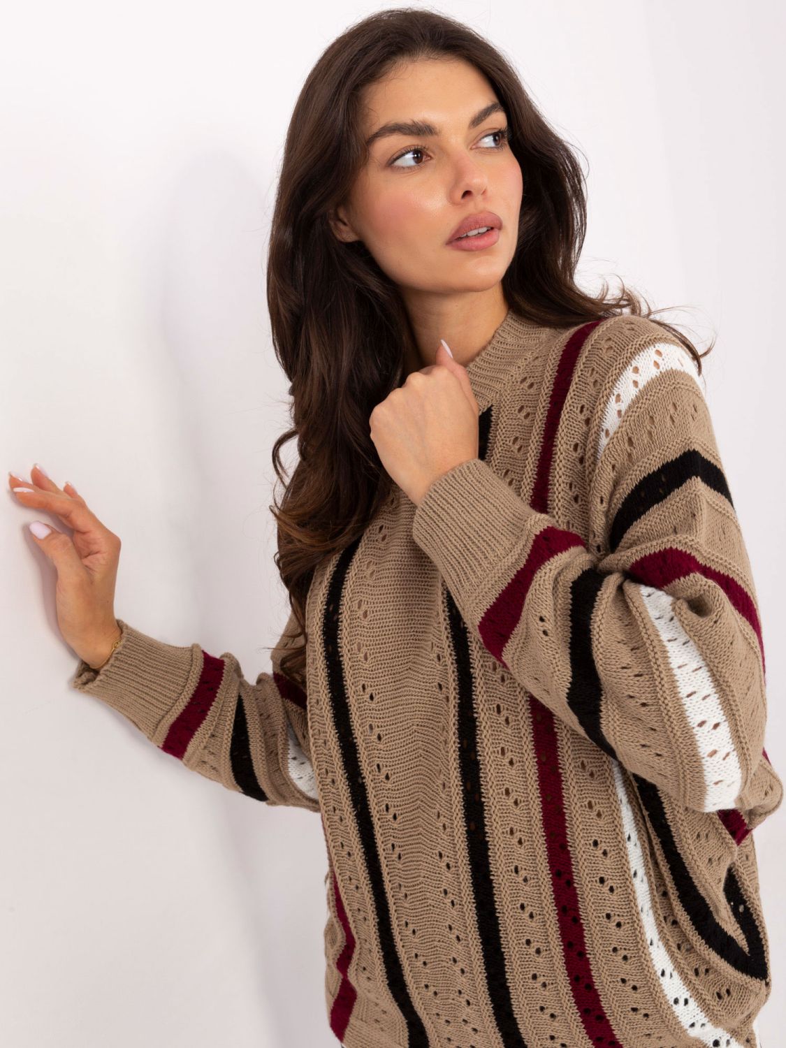 Pulover bej cu model ajurat și dungi