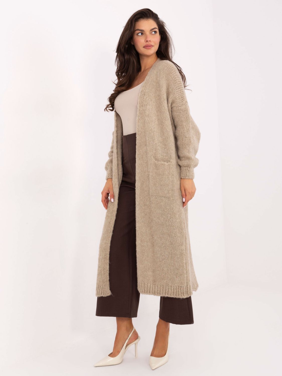 Cardigan bej lung cu buzunare