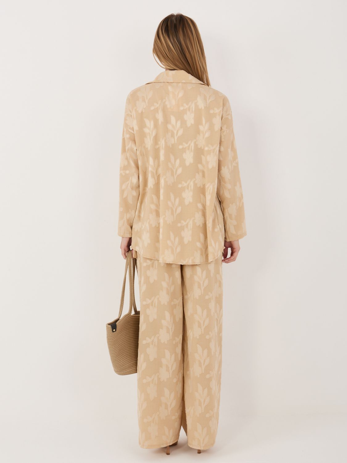 Set bej din viscoză cu cămașă și pantaloni