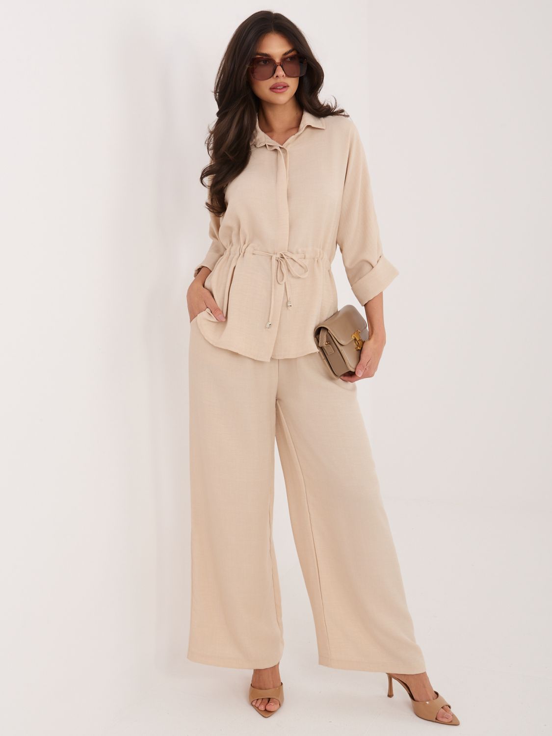 Set bej cu cămașă și pantaloni largi