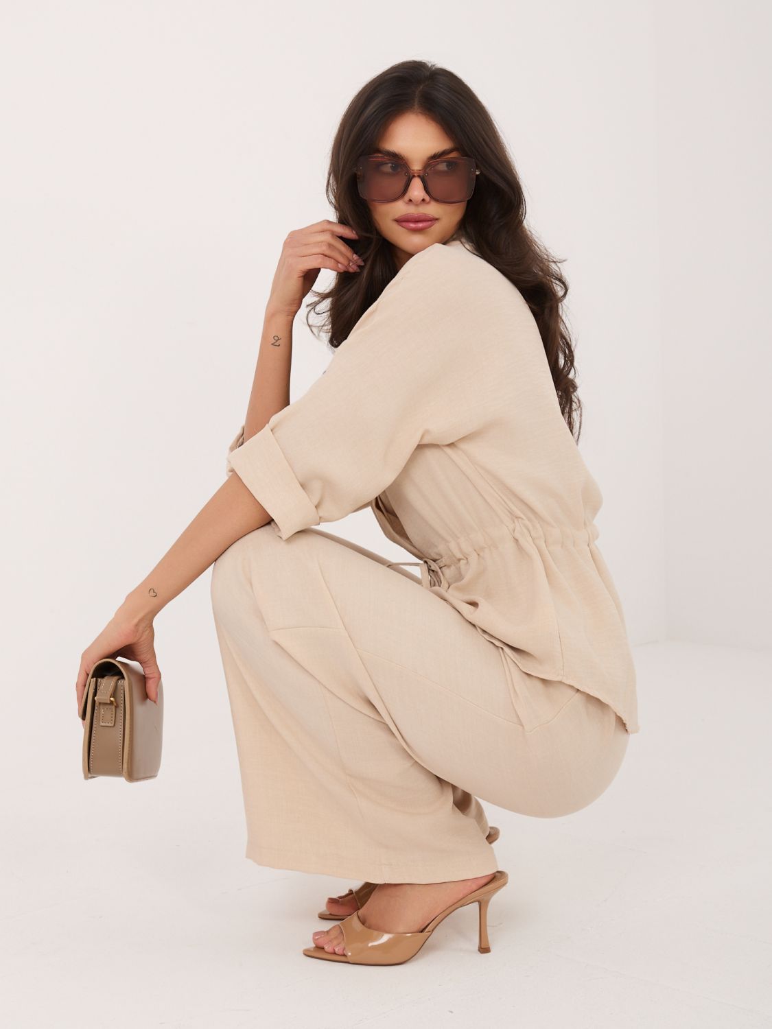Set bej cu cămașă și pantaloni largi