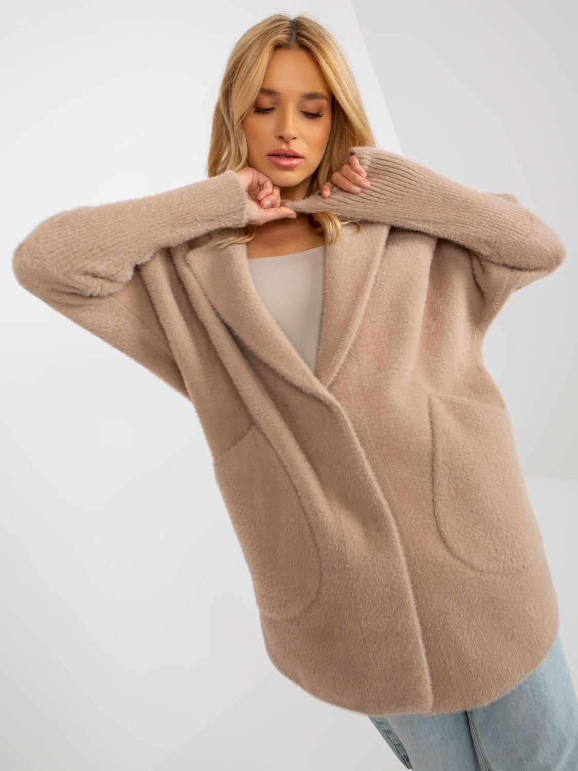 Palton bej lejer din alpaca cu lână