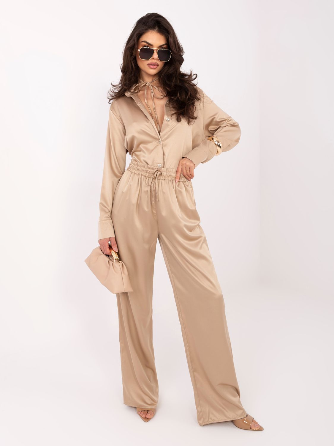 Set bej cămașă și pantaloni cu curea