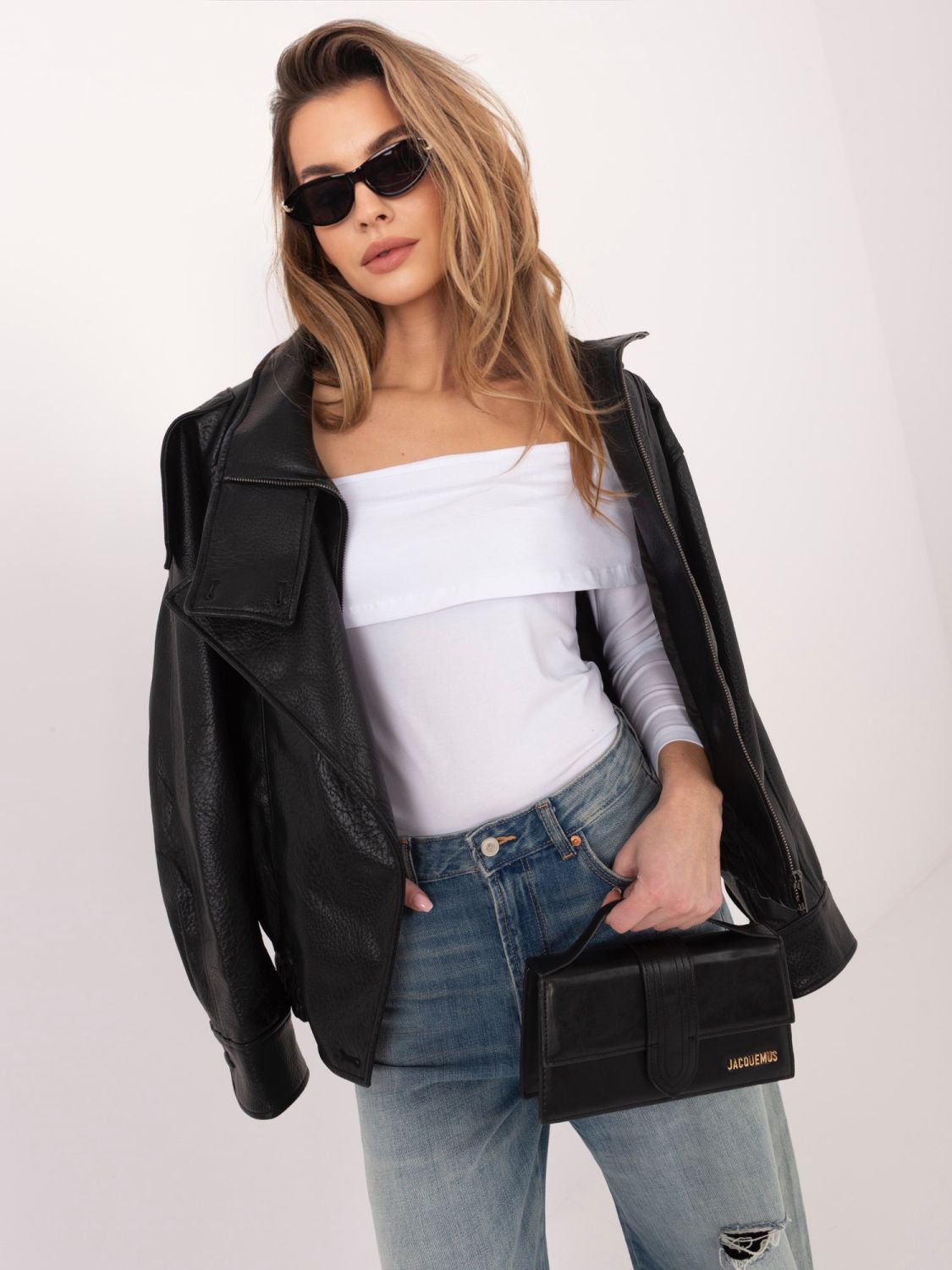 Bluză albă cu umeri goi și mâneci 3/4