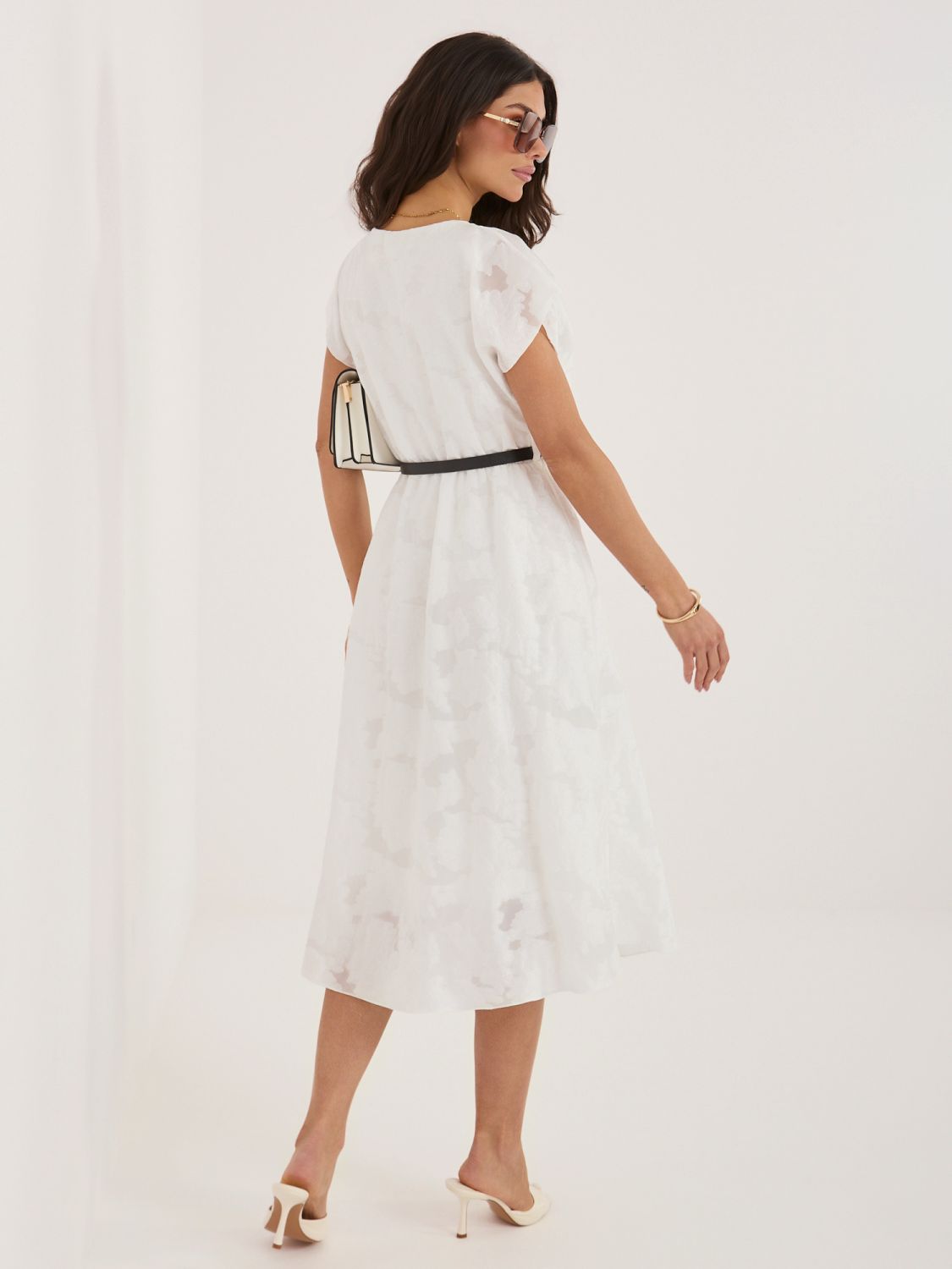 Rochie midi elegantă albă cu curea