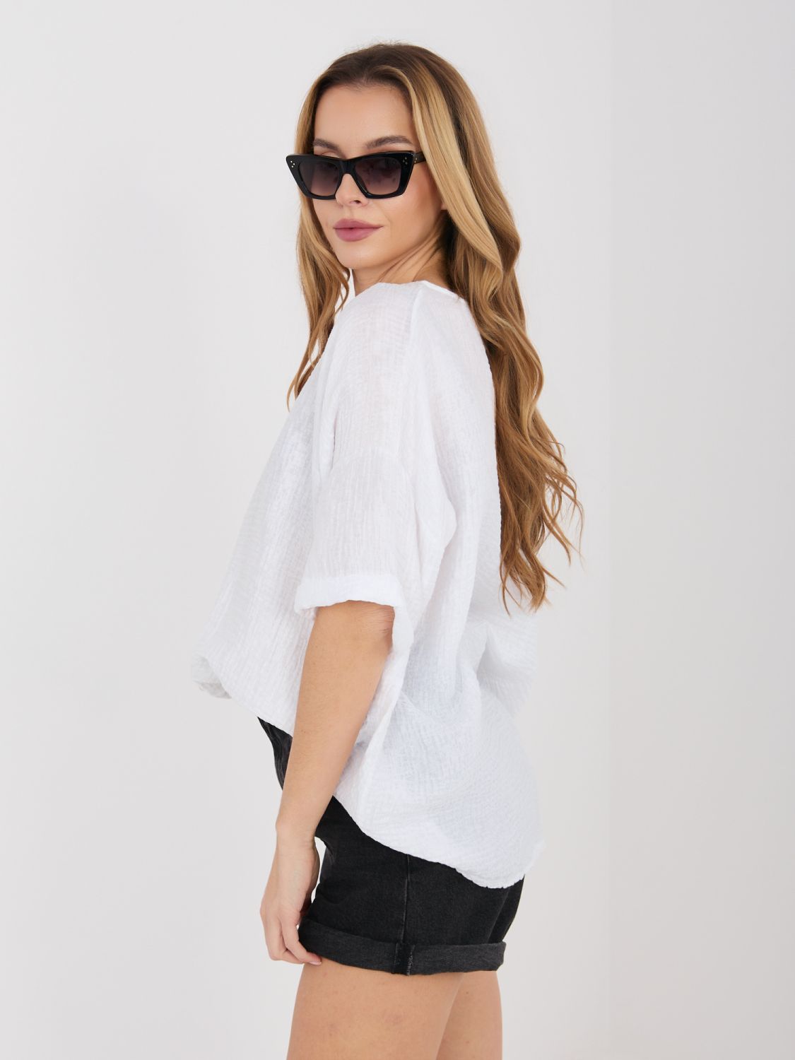 Bluză albă cu decolteu în V și material texturat